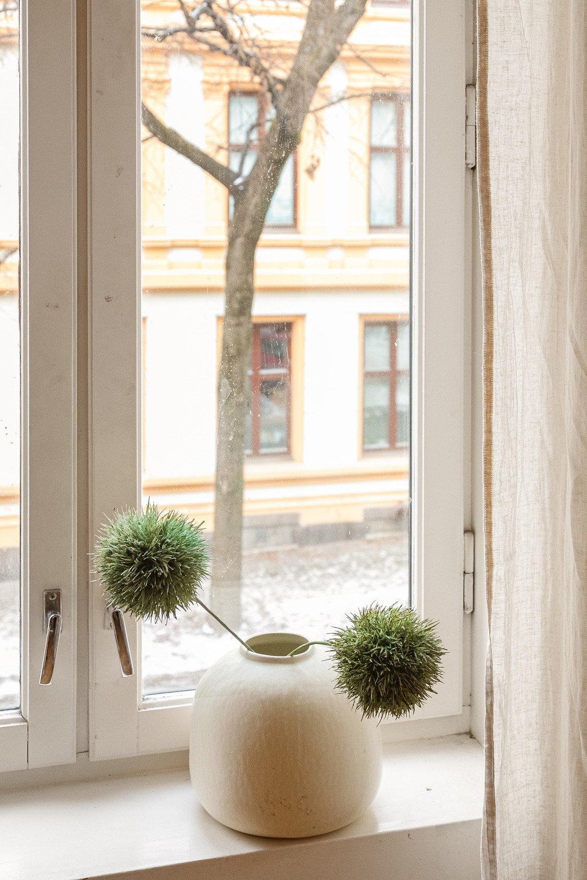 Store vinduer med brede vinduskarmer. Galleribilde