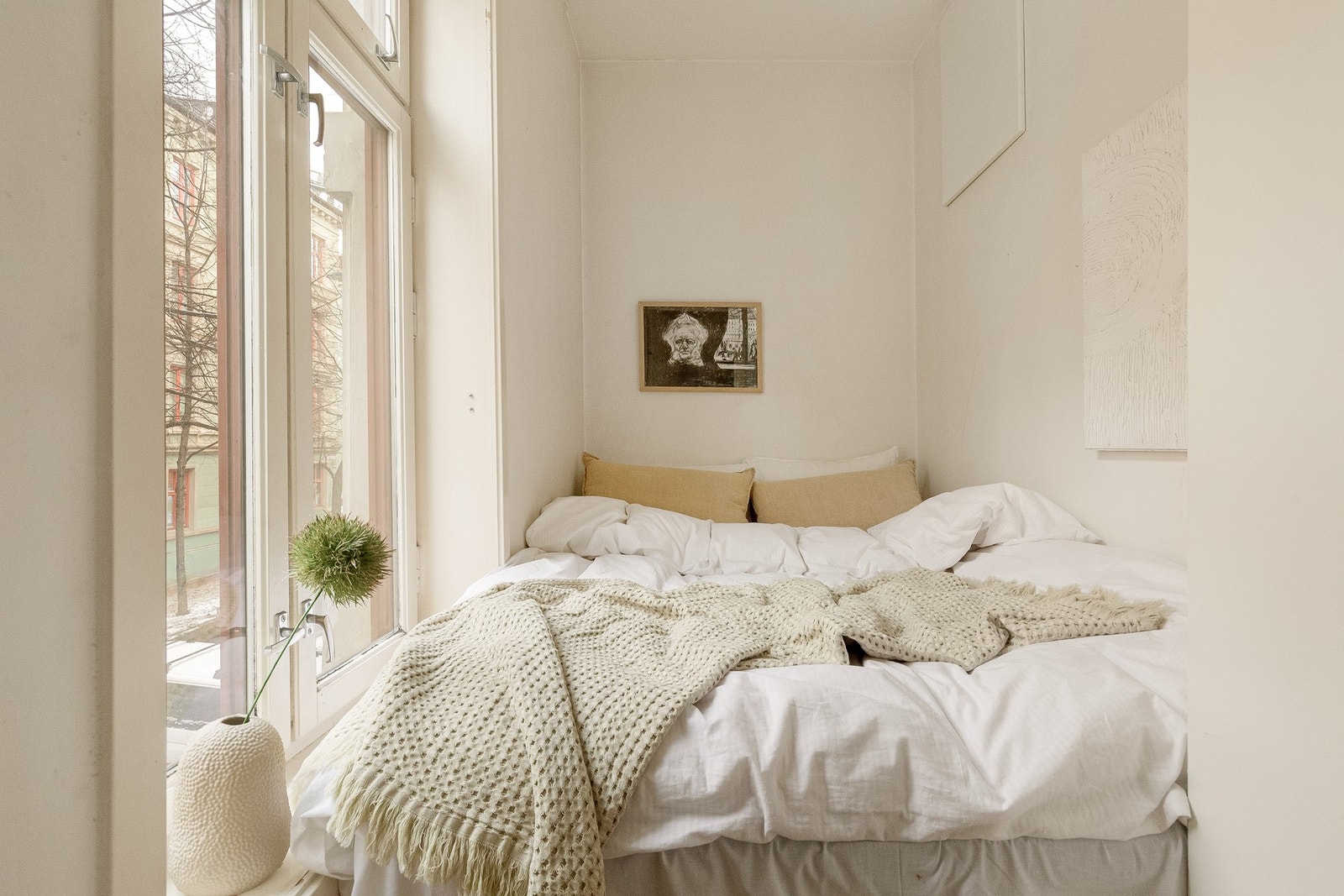 Innredet rom med garderobeskap og plass til seng som eier benytter som soverom. Galleribilde