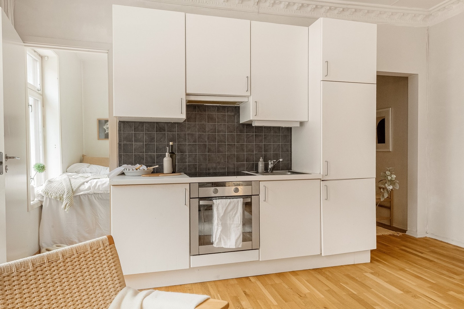 Plasseffektivt kjøkken med koketopp, komfyr, kjøleskap med frysedel og opplegg for oppvaskmaskin. Galleribilde