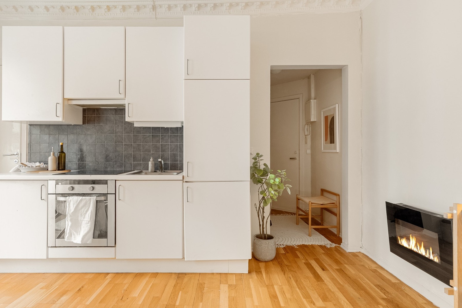 Effektiv entré med gode oppbevaringsmuligheter for yttertøy og sko - samt tilgang til bad. Galleribilde