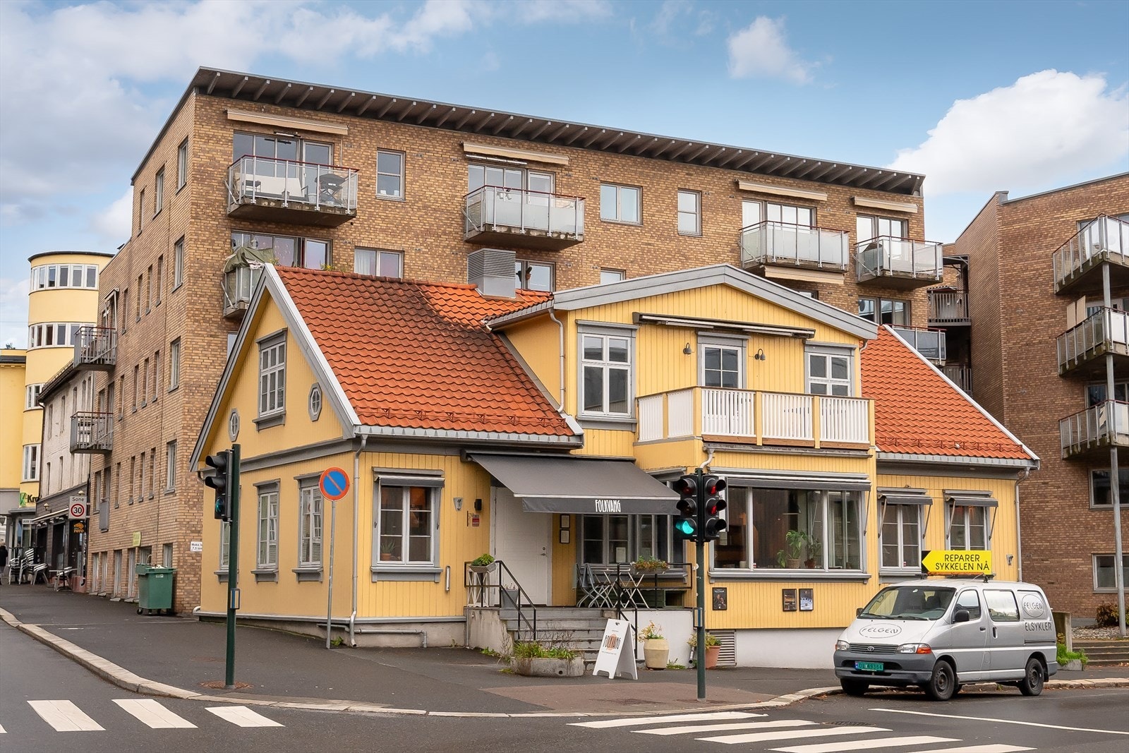 I det gule huset finner du koselige Folkvang. Et sted du stikker innom for en kaffe, tar med venner på middag eller samler familien til en feiring. Galleribilde