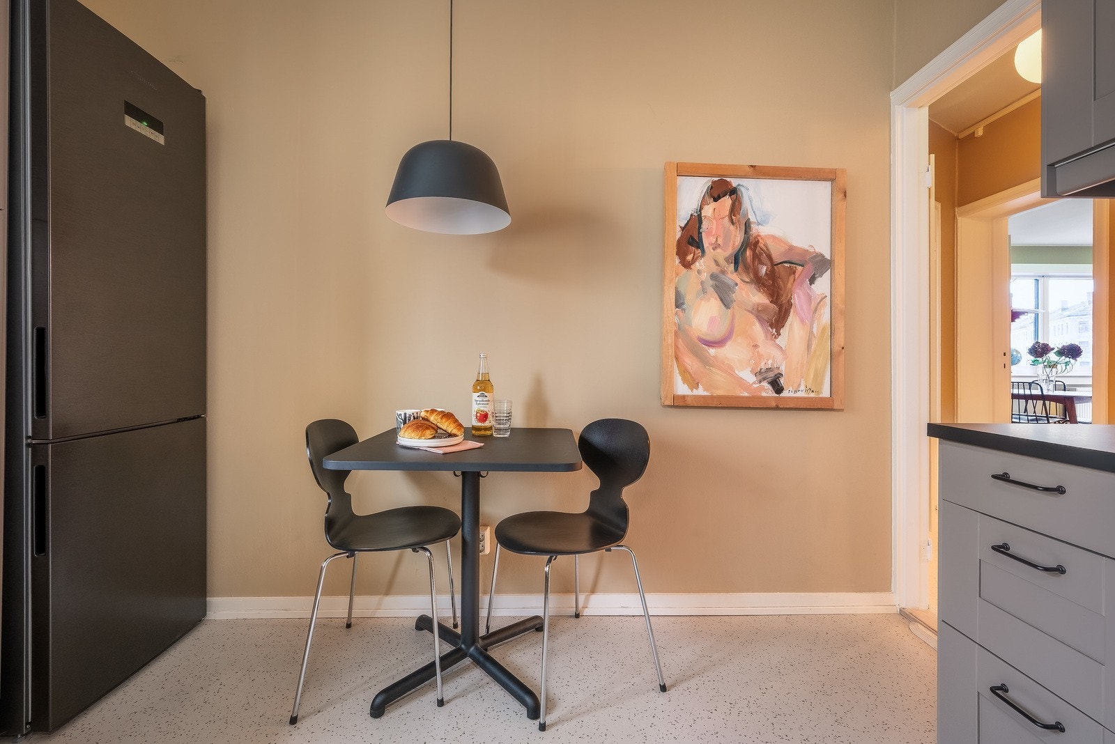 Kjøkkenet ble oppgradert i 2022 med ny benkeplate, backsplash, vask og kran. Samtlige fronter ble sprøytelakkert av profesjonelle. Galleribilde