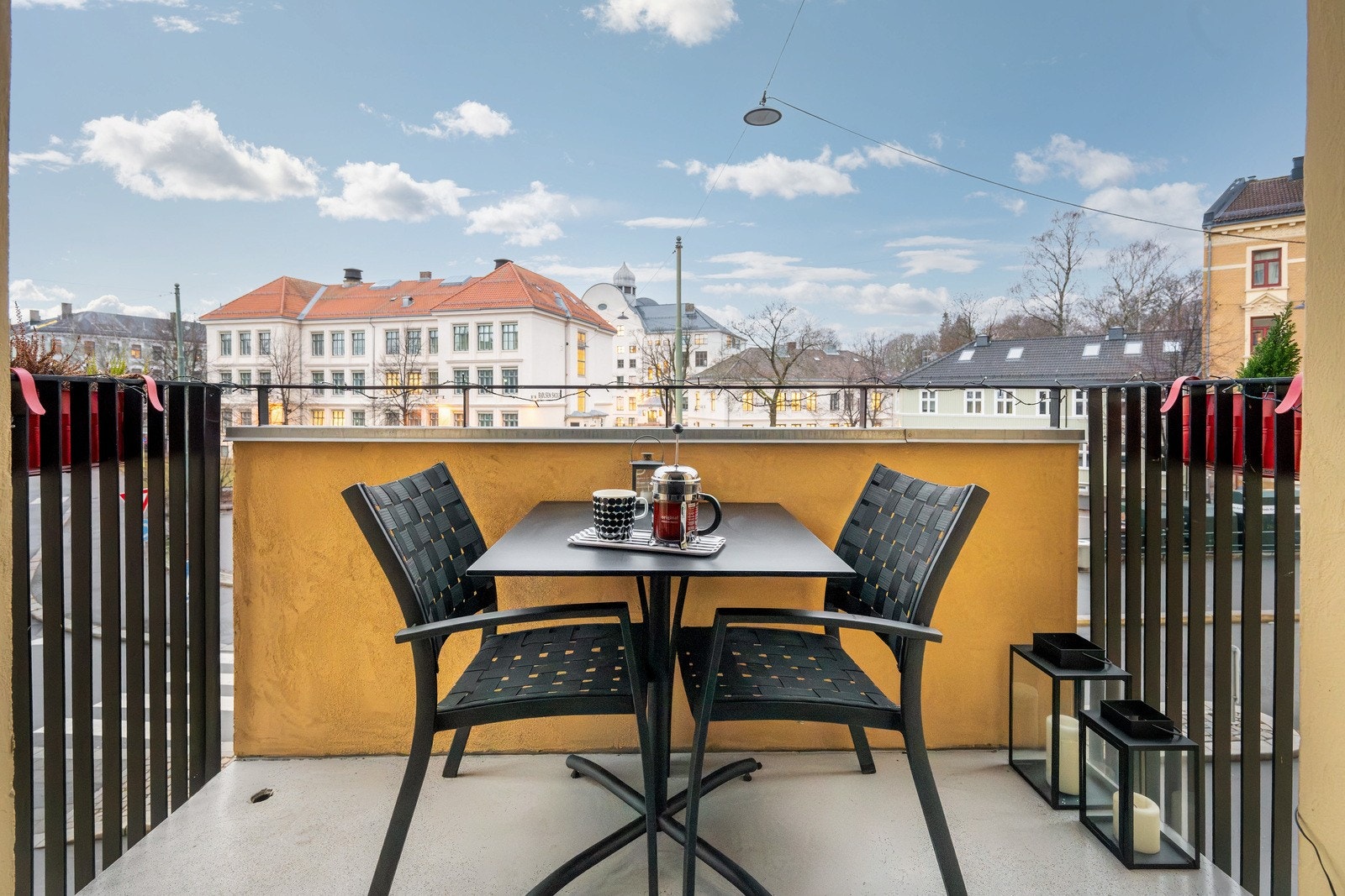 Balkongen har plass til ønsket møblement. Galleribilde