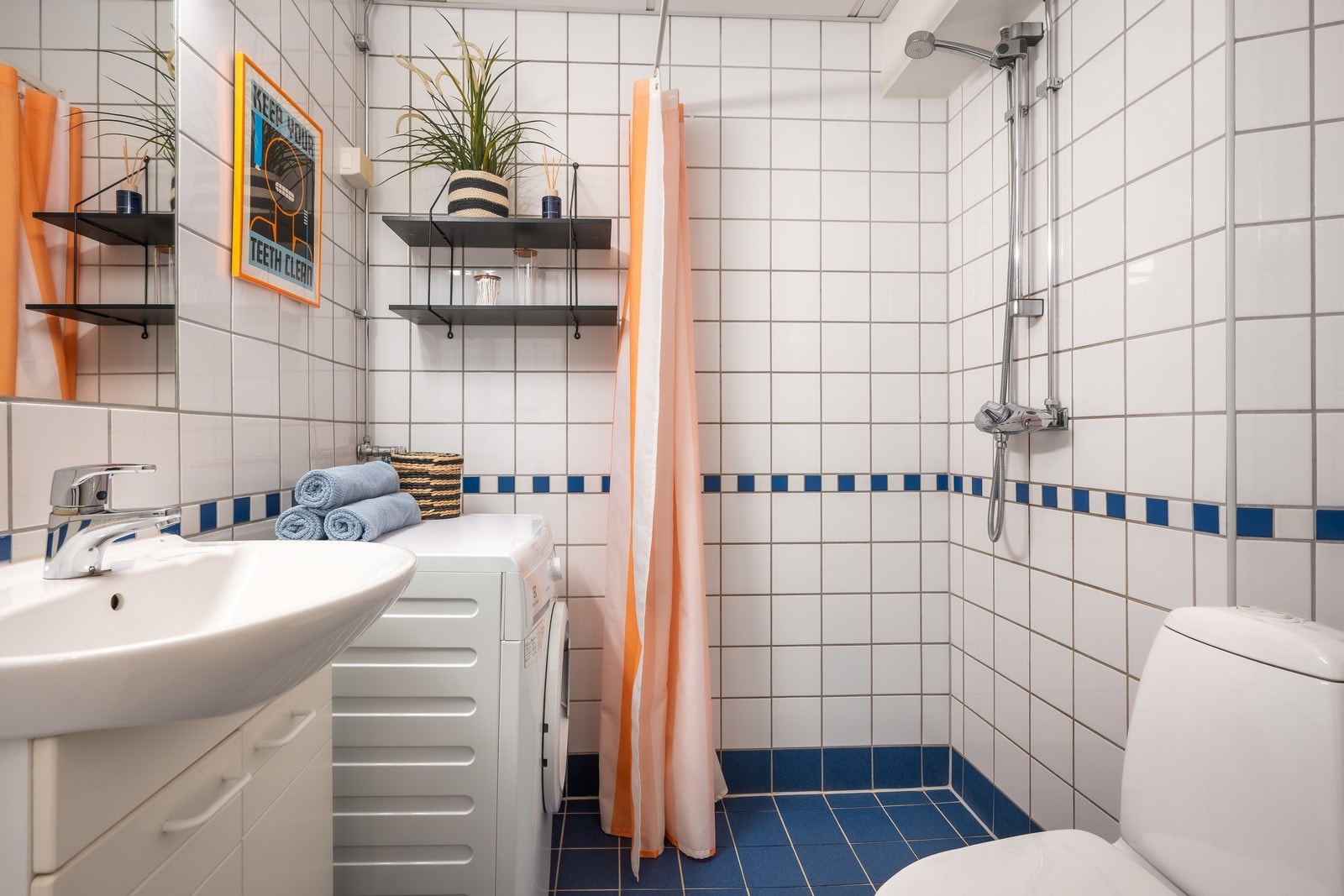 Badet ble renovert i 2003 og har fliser på både vegger og gulv, samt himling utført i T-profil. Det er opplegg for vaskemaskin. Galleribilde