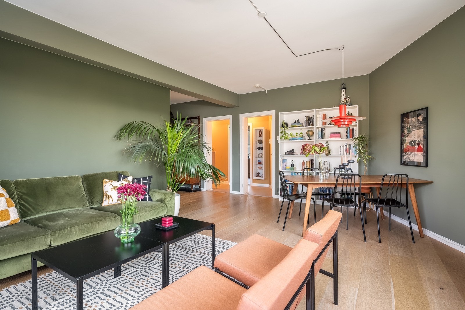 Parkettgulv og malte vegger skaper en varm atmosfære i stuen. Galleribilde