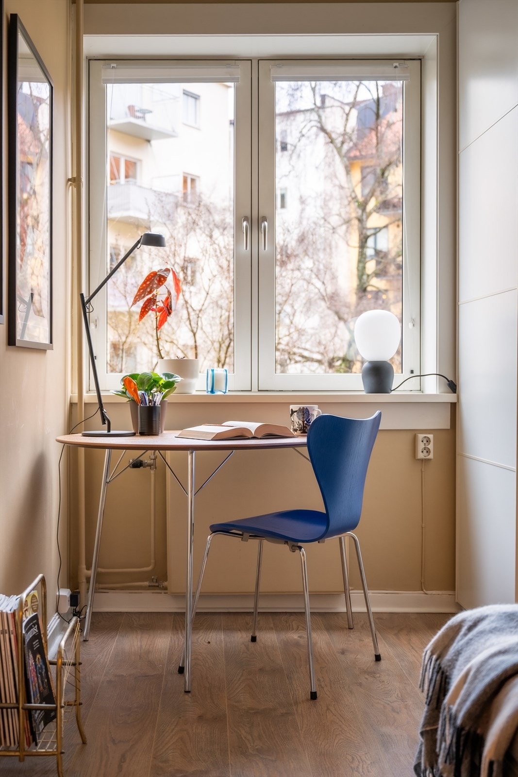 Skyvedørsgarderobe gir effektiv oppbevaring i rommet. Galleribilde