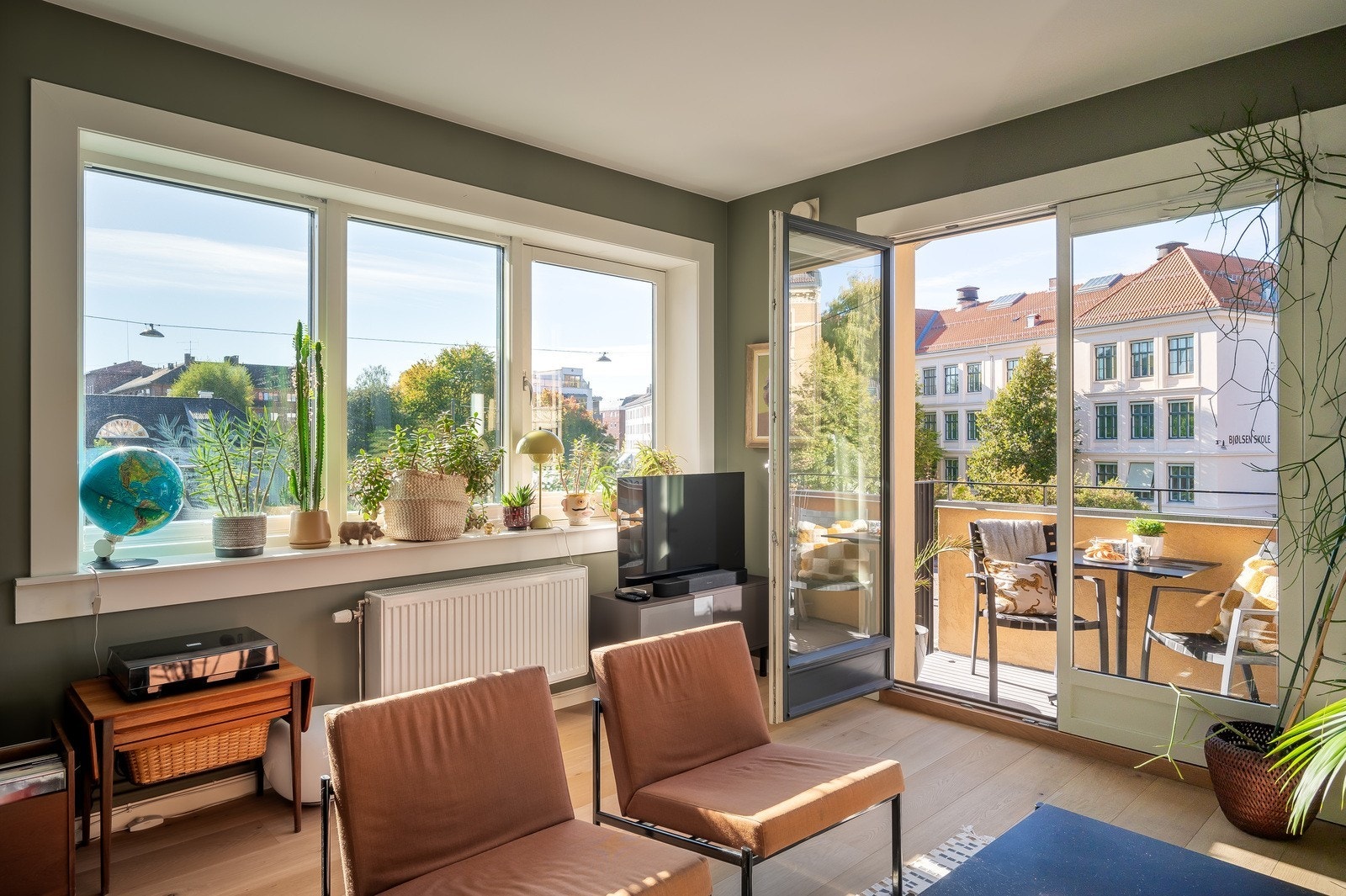 De store vindusflatene sørger for rikelig med naturlig lys og en luftig romfølelse. Galleribilde