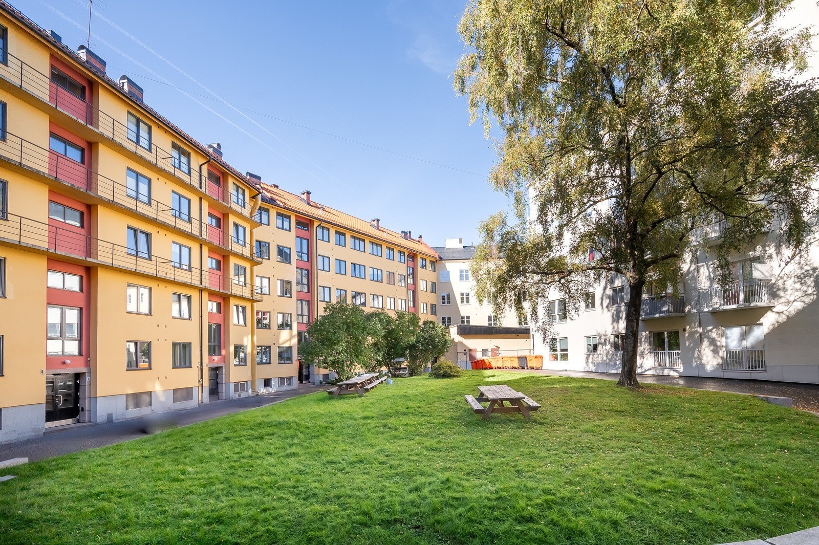 Borettslaget har felles uteareal tilknyttet kvartalsbebyggelse, bestående av asfalterte adkomstveier og plasser, gressarealer, varierende beplantning, trær samt sittegrupper for opphold. Galleribilde