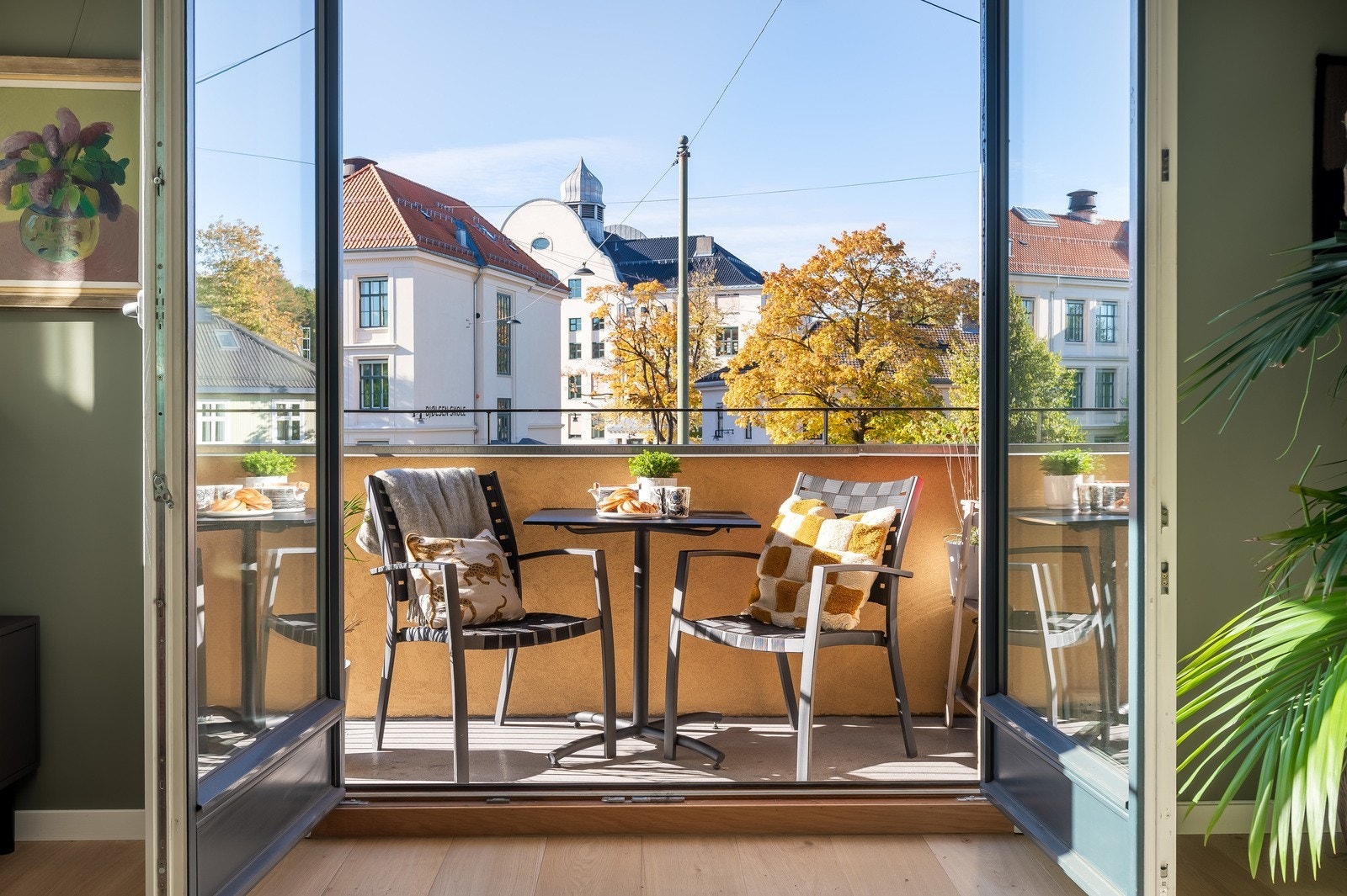 Store glassdører fra stuen gir enkel adkomst til balkongen og byr på et hyggelig utsyn på varme sommerdager. Galleribilde