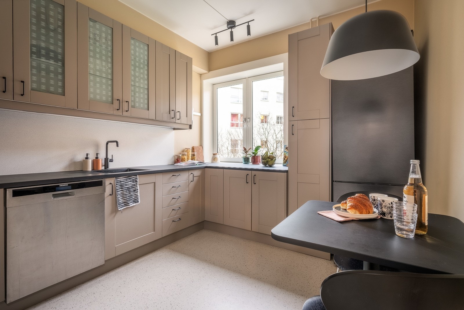 Kjøkkenet ligger adskilt i eget rom og har en pen innredning fra 2003, som senere ble oppgradert i 2022. Galleribilde