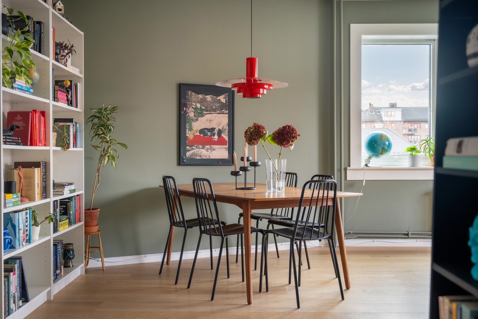 Det er god plass til en romslig og hyggelig spisegruppe, perfekt for både hverdag og gjester. Galleribilde