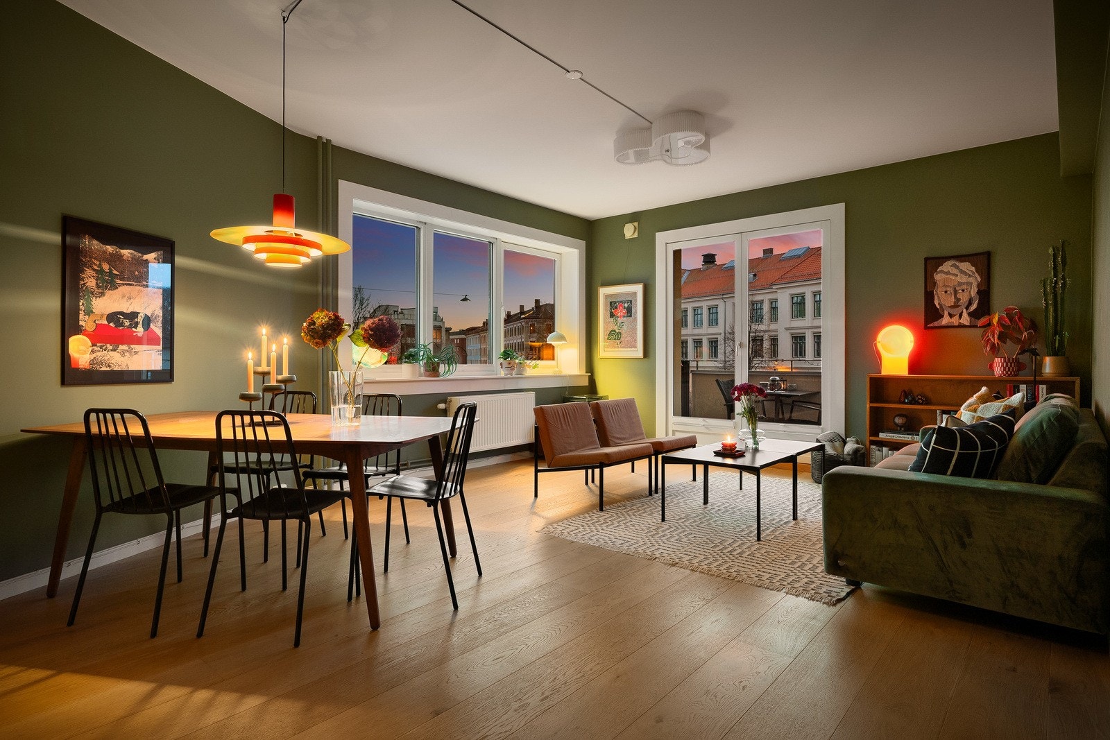 Denne lekkert oppgraderte og gjennomgående luftige 3-romsleiligheten byr på en solrik balkong med svært gode solforhold gjennom store deler av dagen Galleribilde