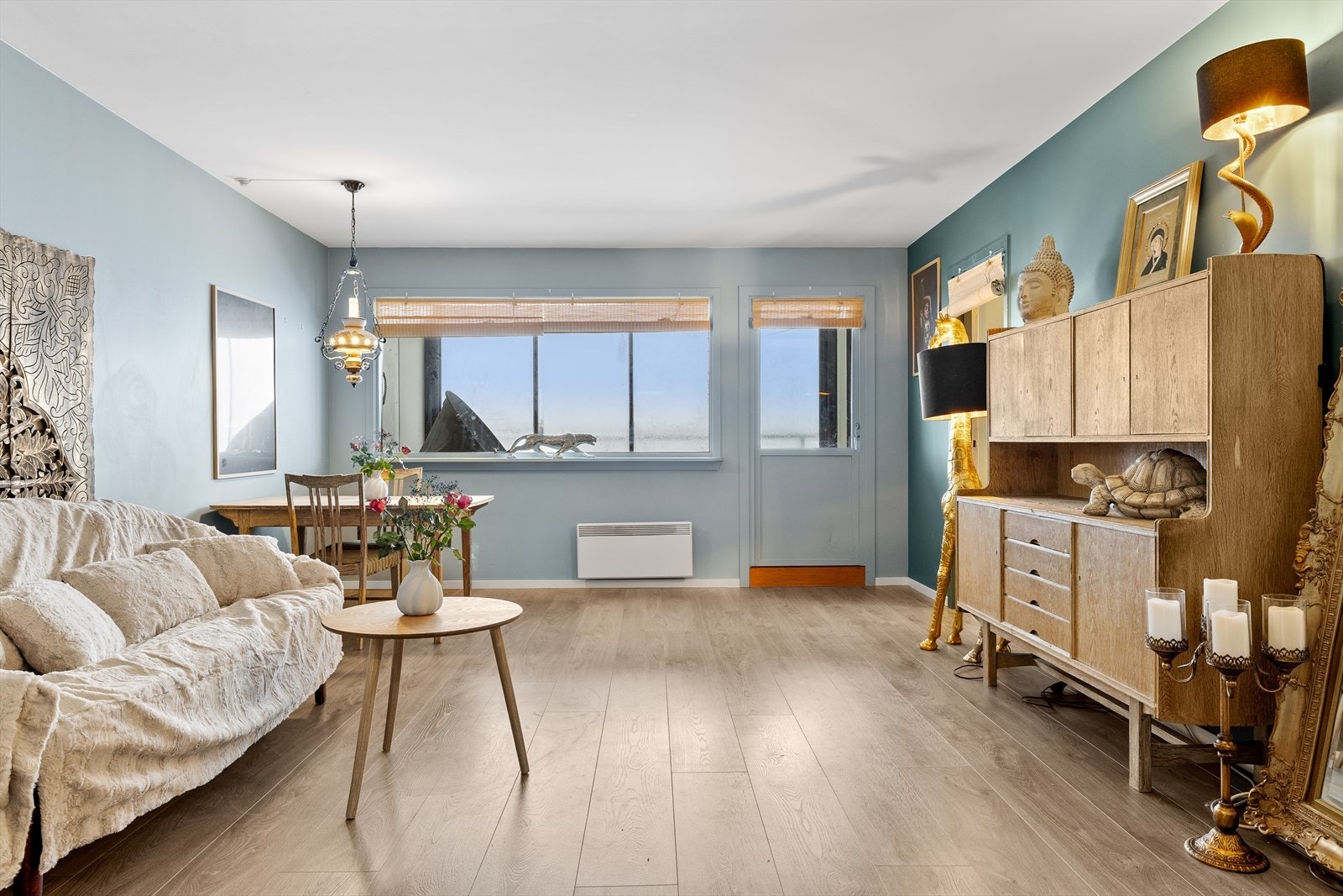 Med store vindusflater får rommet et behagelig og naturlig lys, og herfra er det utgang til en romslig balkong på ca. 20 kvm - perfekt for utemøbler og sommerdager. Galleribilde