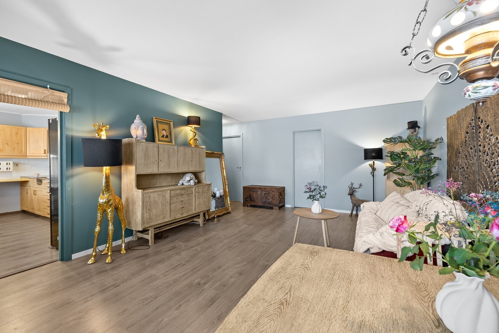 Med nytt laminatgulv og sparklede og malte vegger fra 2022 fremstår stuen som innbydende, romslig og klar til innflytting. Galleribilde