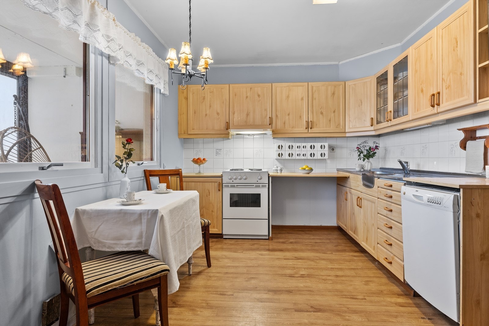 Kjøkkenet har innredning med profilerte fronter. Benkeplaten er av laminat. Galleribilde