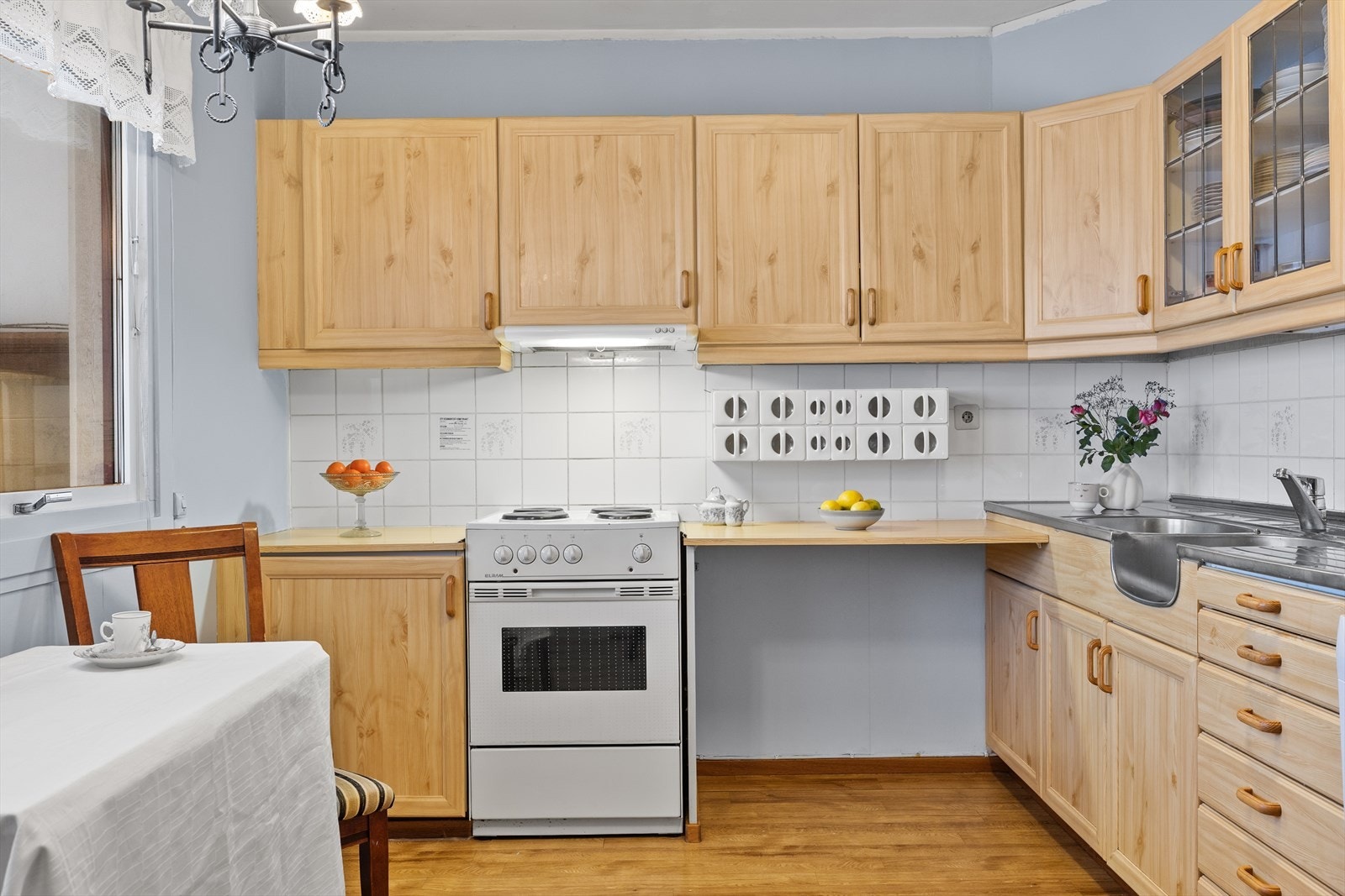 Det er oppvaskmaskin og kjøkkenventilator med avtrekk ut. Galleribilde