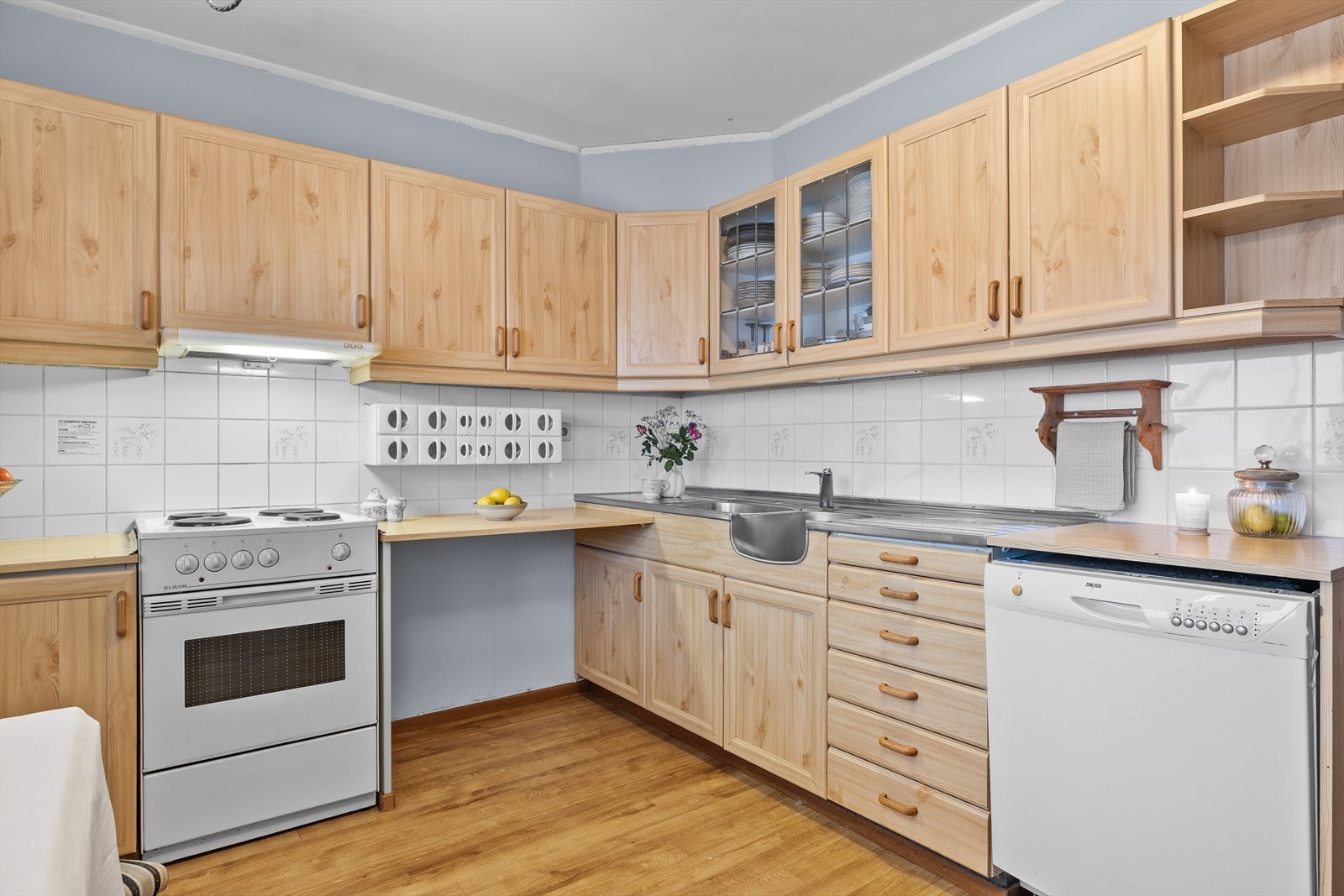 Kjøkkenet byr på rikelig med skapplass og god benkeplass Galleribilde