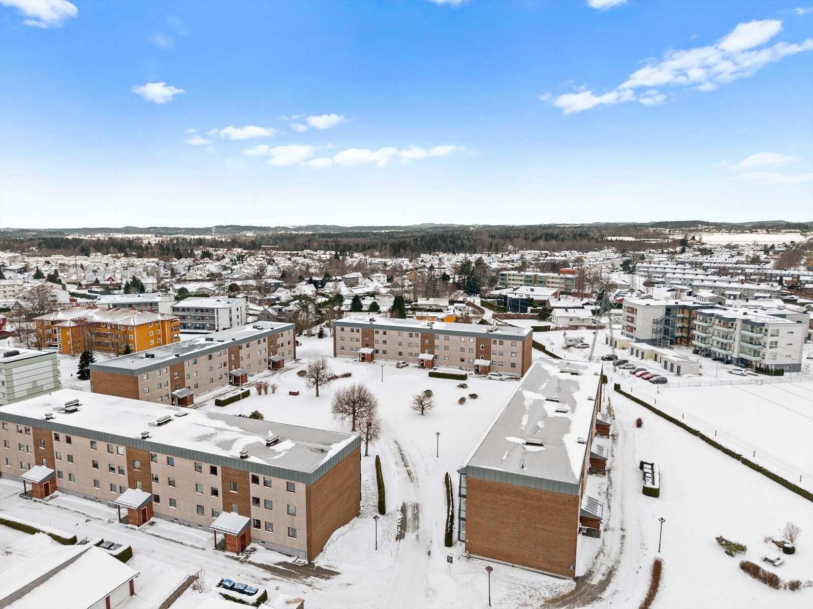 Leiligheten ligger i et veletablert borettslag med flotte og godt vedlikeholdte fellesområder. Galleribilde