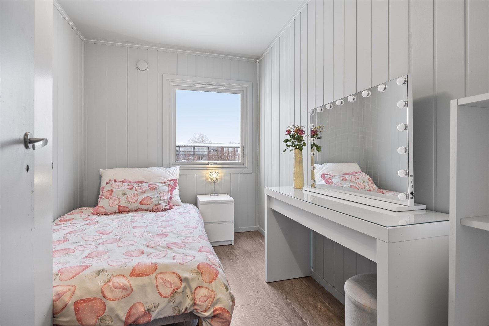 Det mindre soverommet er oppgradert med ny panel på veggene og laminatgulv fra 2022. Rommet har garderobeløsning og god plass til både nattbord og pult. Galleribilde