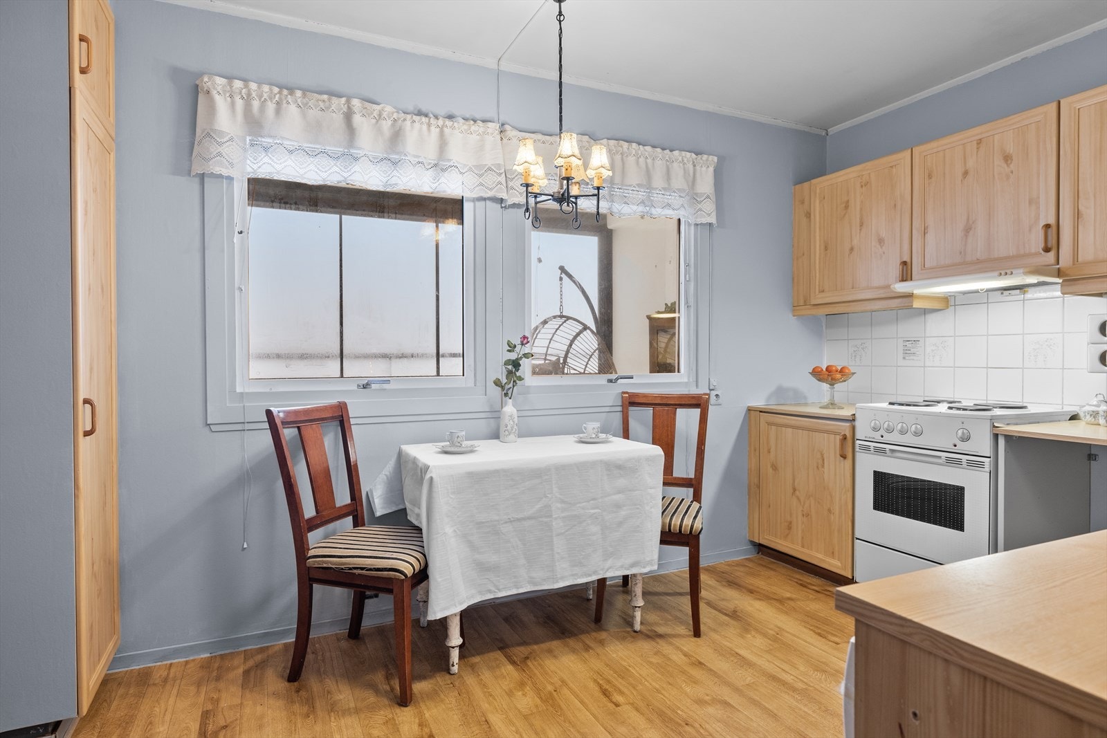 Kjøkkenet har fått nytt tapet på veggene og er nylig malt Galleribilde