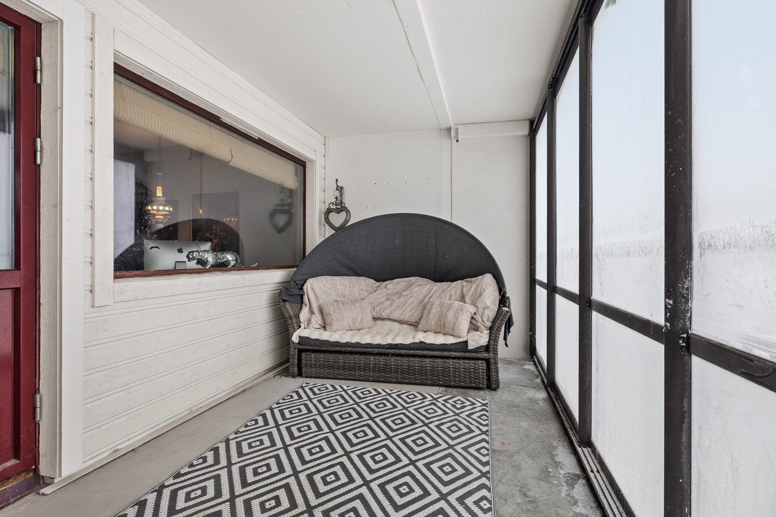 Balkongen har god plass til ulike møbleringsløsninger, enten du ønsker sittegruppe, spisebord eller solsenger. Galleribilde