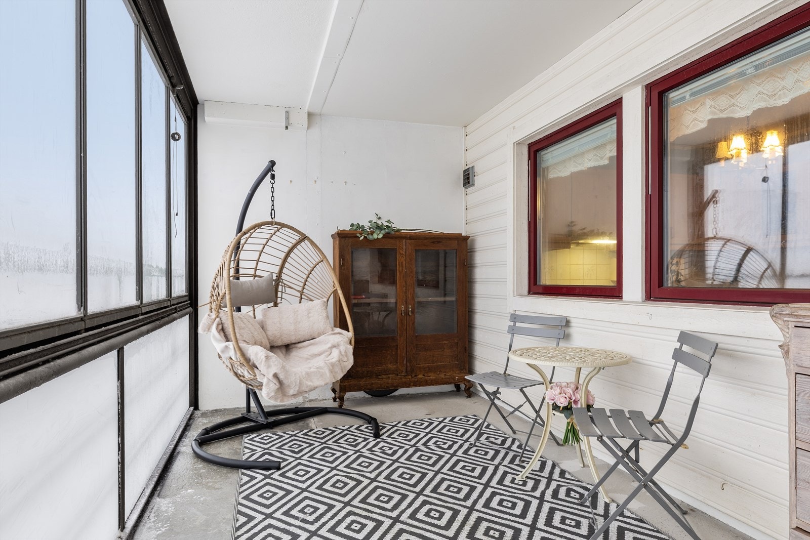 På fine sommerdager kan alle vinduene åpnes, og du kan nyte både sol og utsikt over hagens fellesområde. Galleribilde