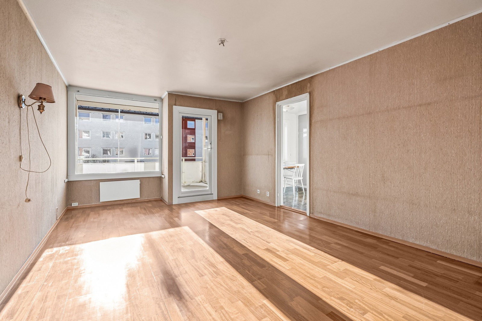 Stuen er lys med stort sydvendt vindu og utgang til balkongen. Stuen er ellers av god størrelse, med plass til å innredes med både spisebord og sofagruppe. Galleribilde