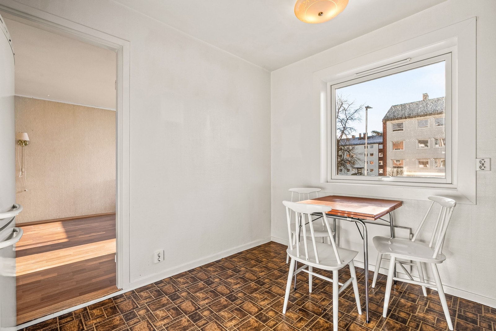 Ved kjøkkenvinduet er det god plass til frokostbord. Galleribilde