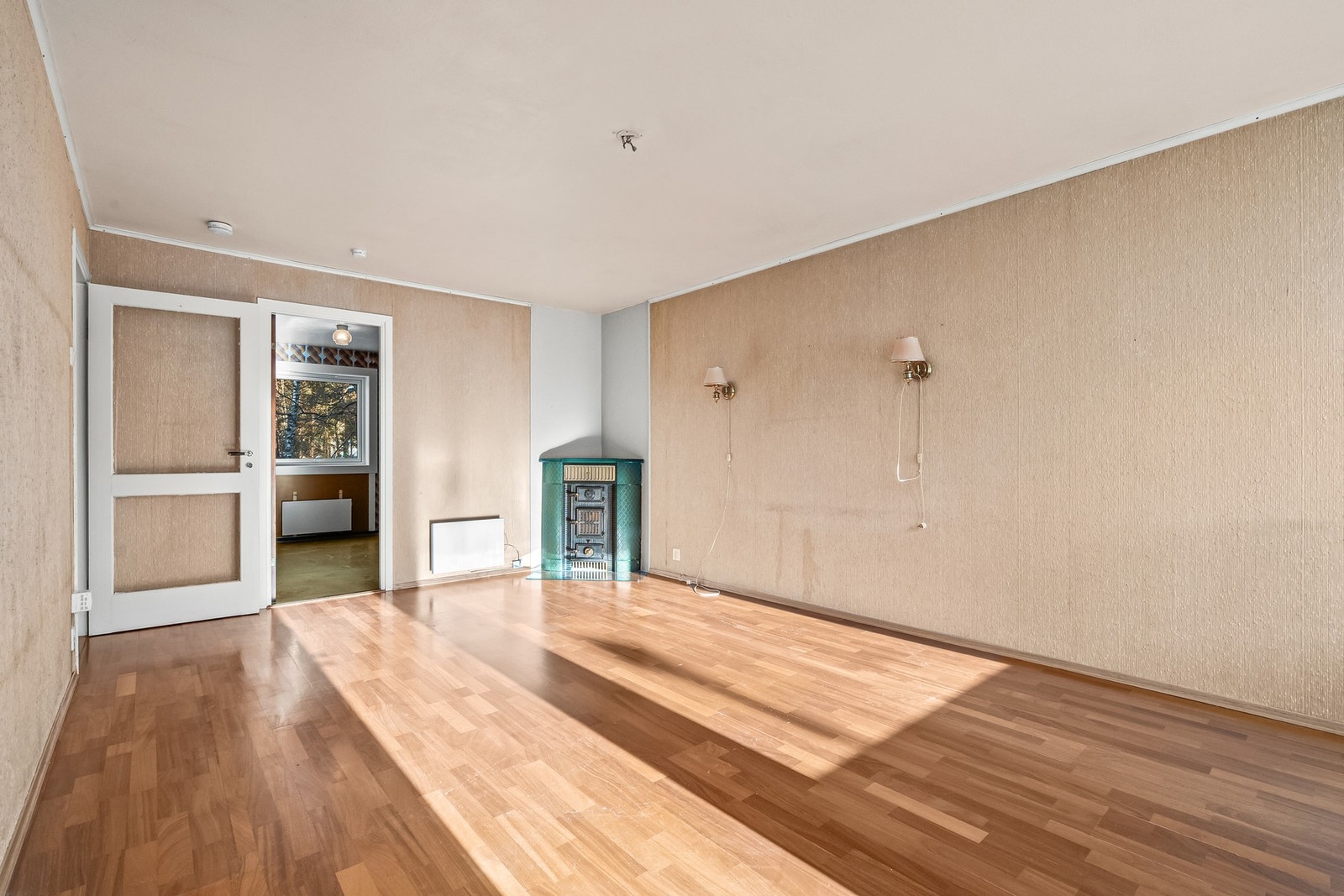 I hjørnet av rommet er det plassert en vedkamin. Pipene ble rehabilitert i regi av borettslaget i 2021/22. Galleribilde