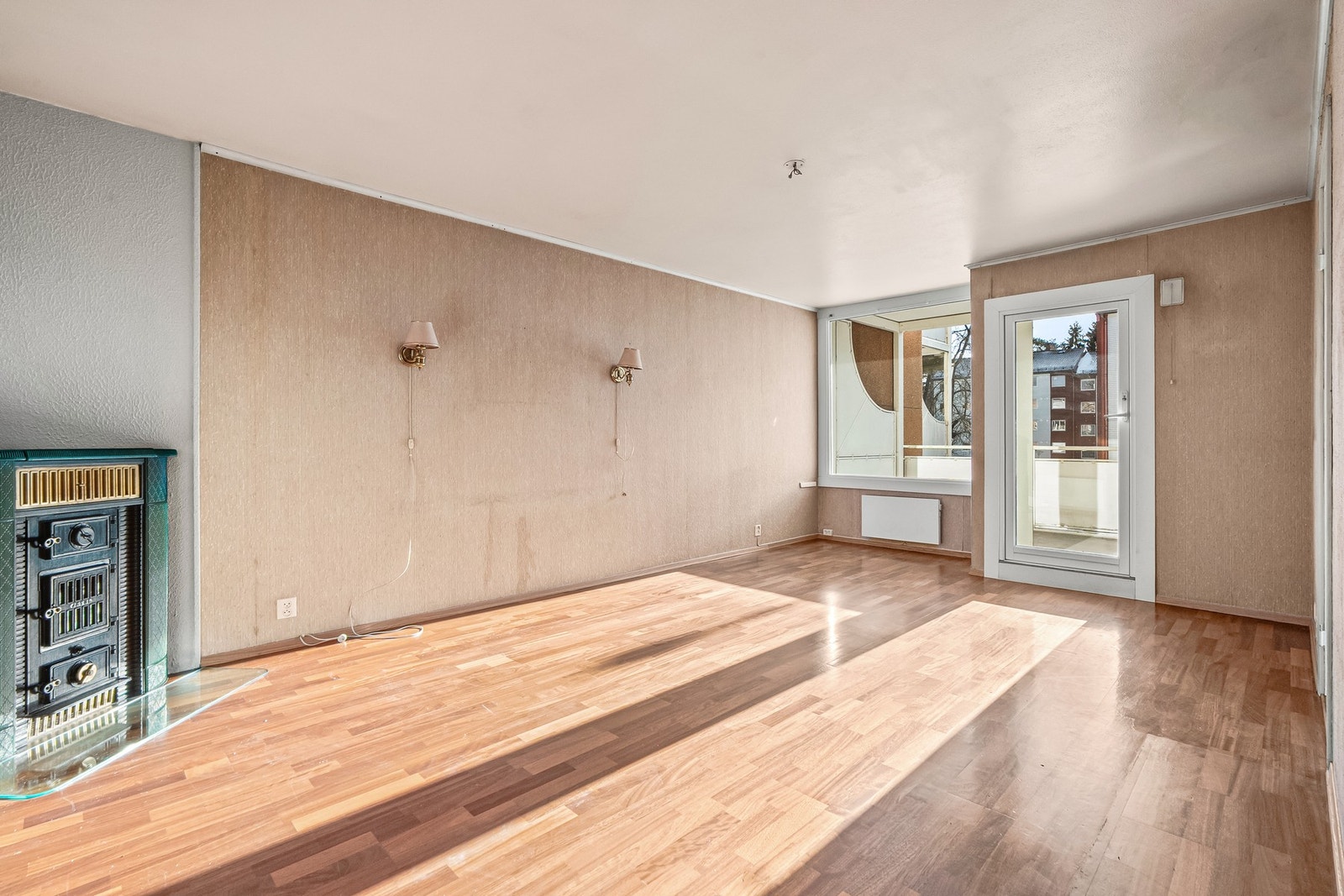 Store vindusflater gir godt med naturlig lysinnslipp. Vinduene og balkongdøren ble skiftet i regi av brl. i 2016. Galleribilde