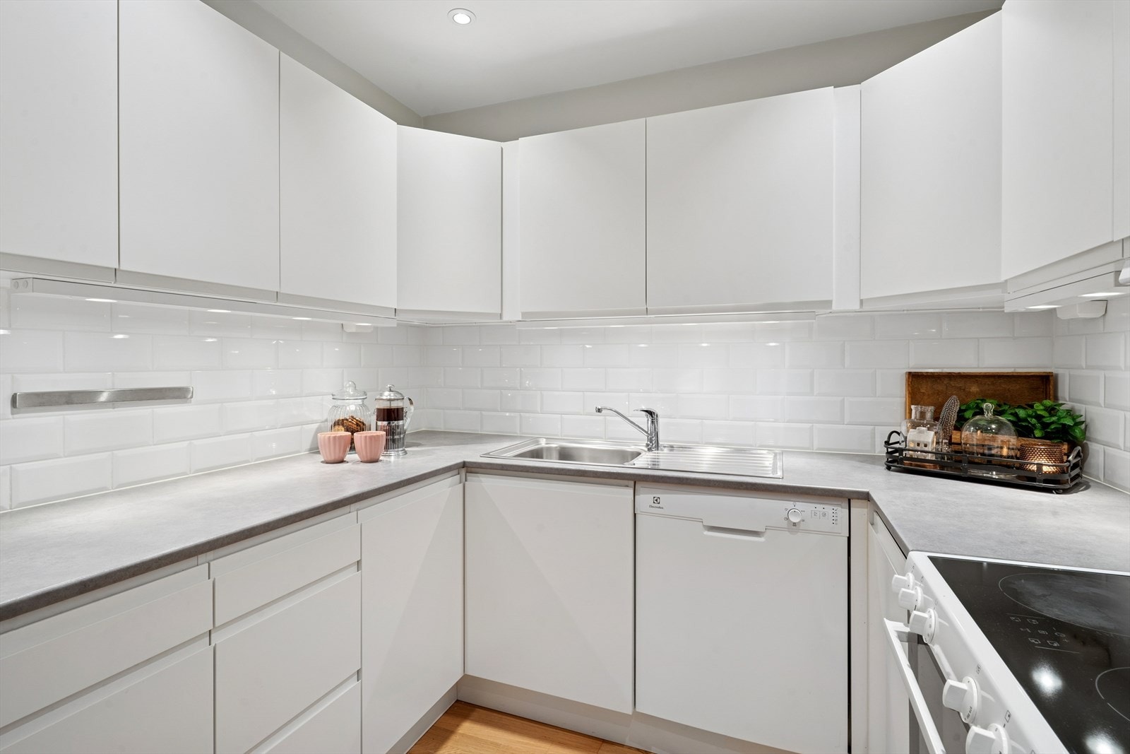 Praktisk benkeplassbelysning og stikkontakter over kjøkkenbenken. Galleribilde