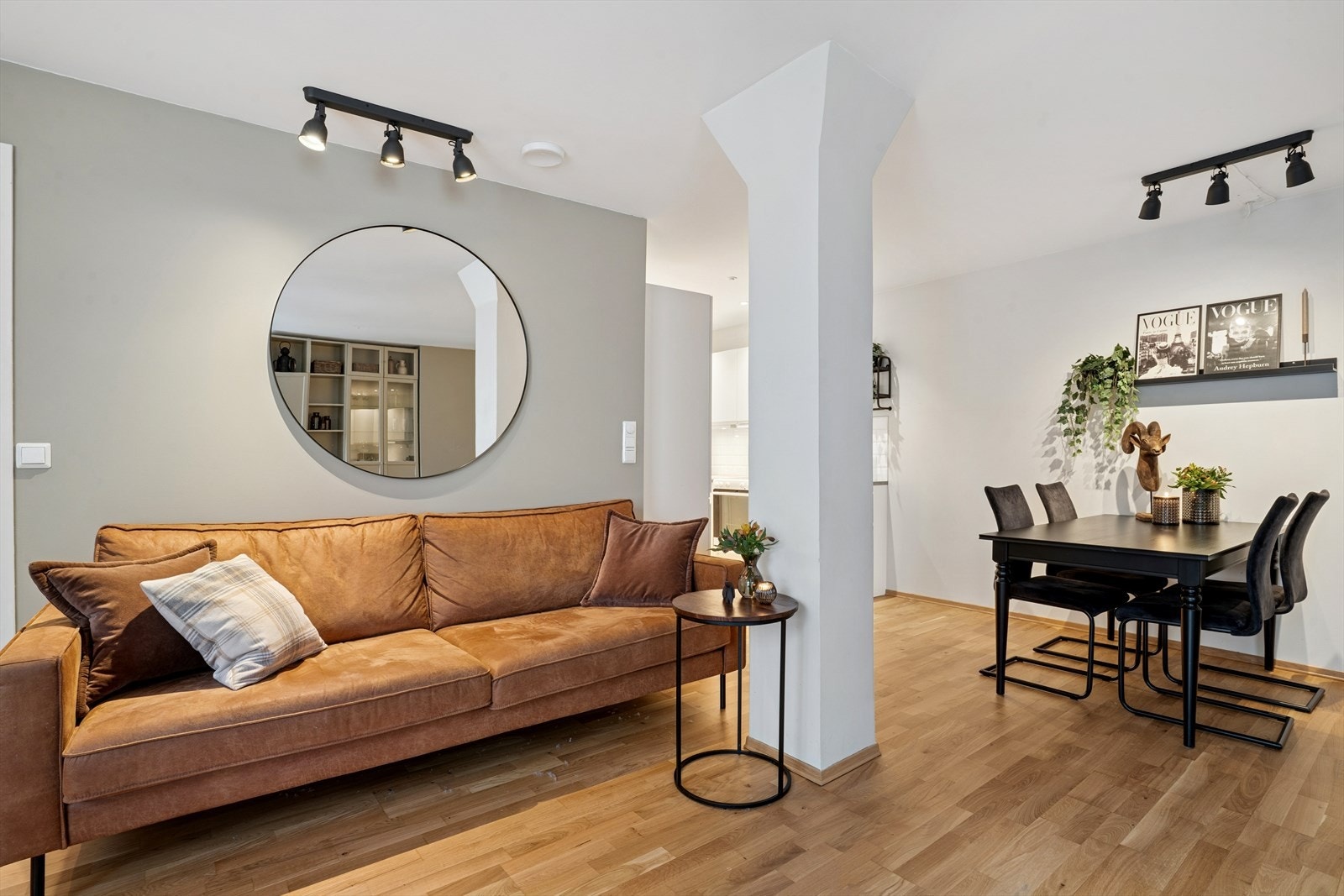 Det er en naturlig sone for spisebord mellom stuen og kjøkkenet. Galleribilde