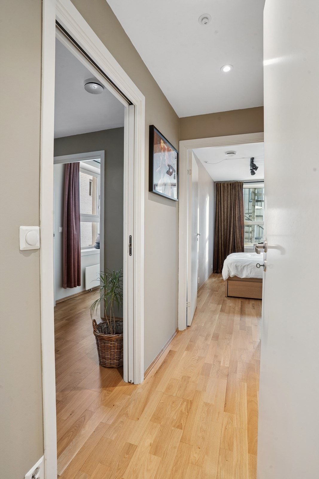 Planløsningen skiller soverommene fra de sosiale sonene på en effektiv måte. Galleribilde