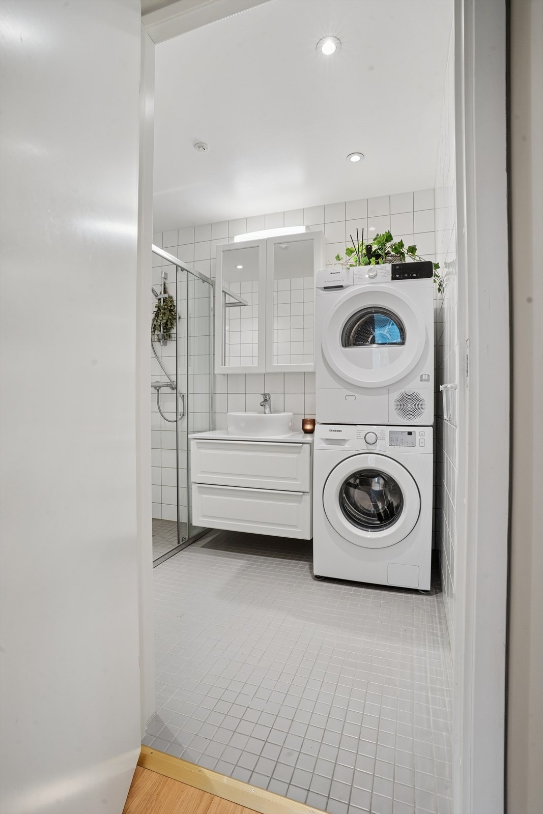 Moderne baderom fra 2015, med opplegg for vaskemaskin. Galleribilde