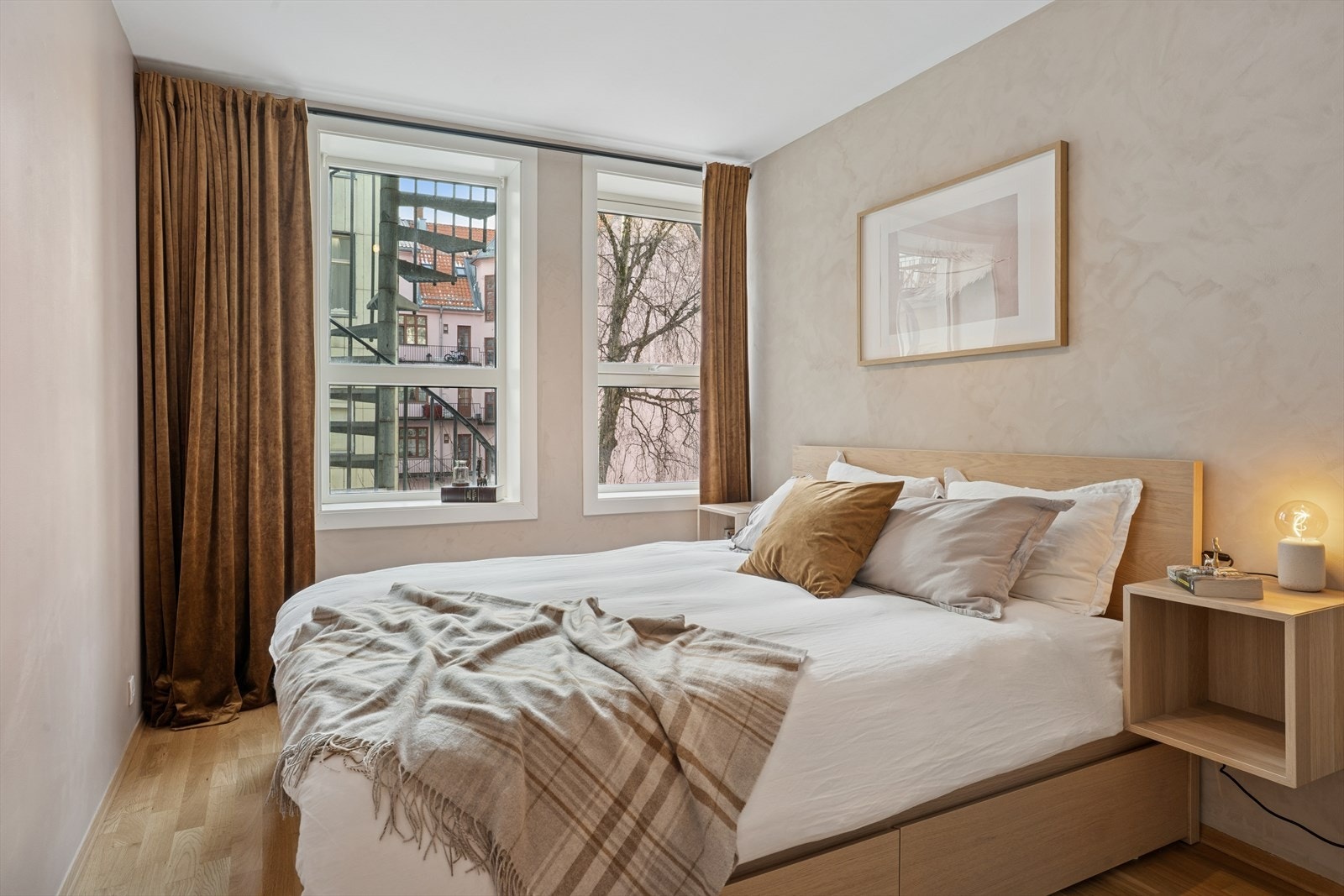 Rommet har en god takhøyde som bidrar til en luftig romfølelse. Galleribilde