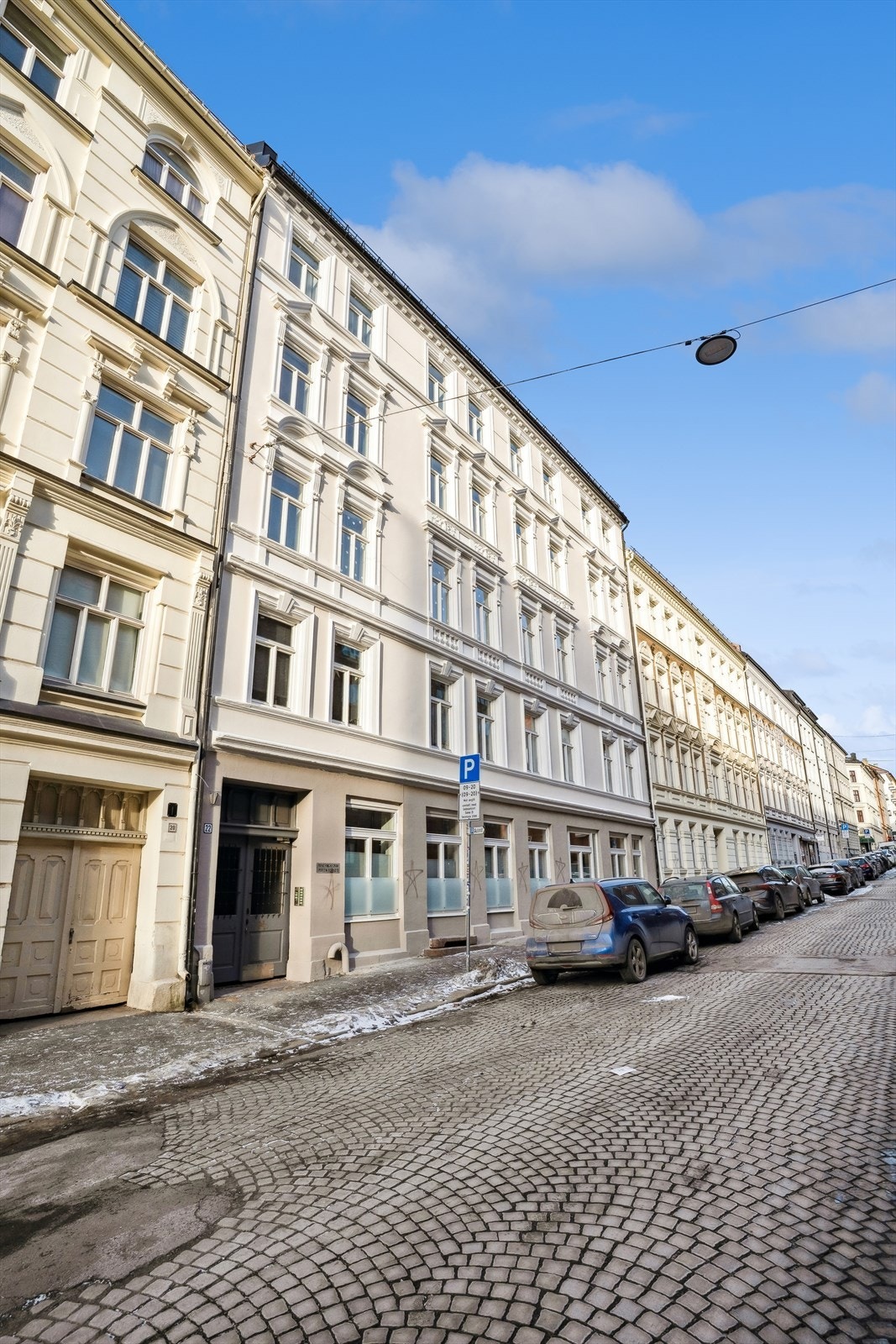Leiligheten ligger i en klassisk bygård fra 1899 på attraktive Grünerløkka. Galleribilde