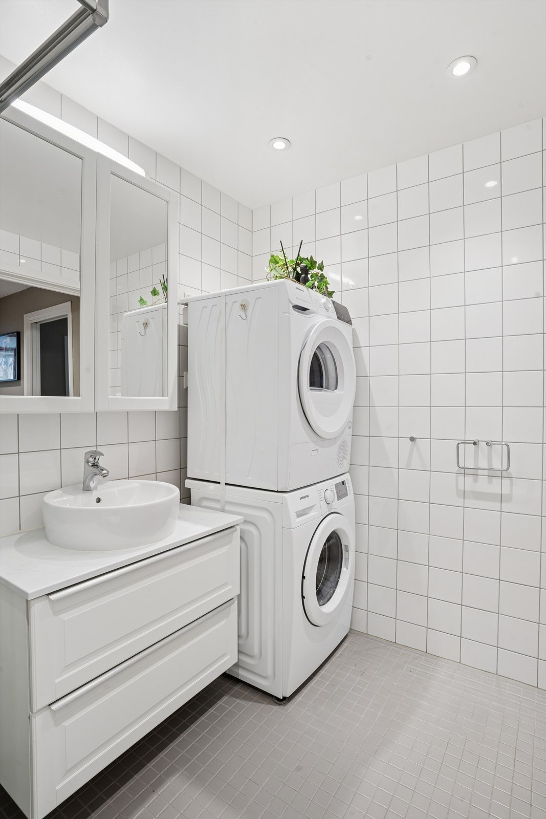 Badet har flislagt gulv med behagelig gulvvarme og vegghengt servantskap. Galleribilde