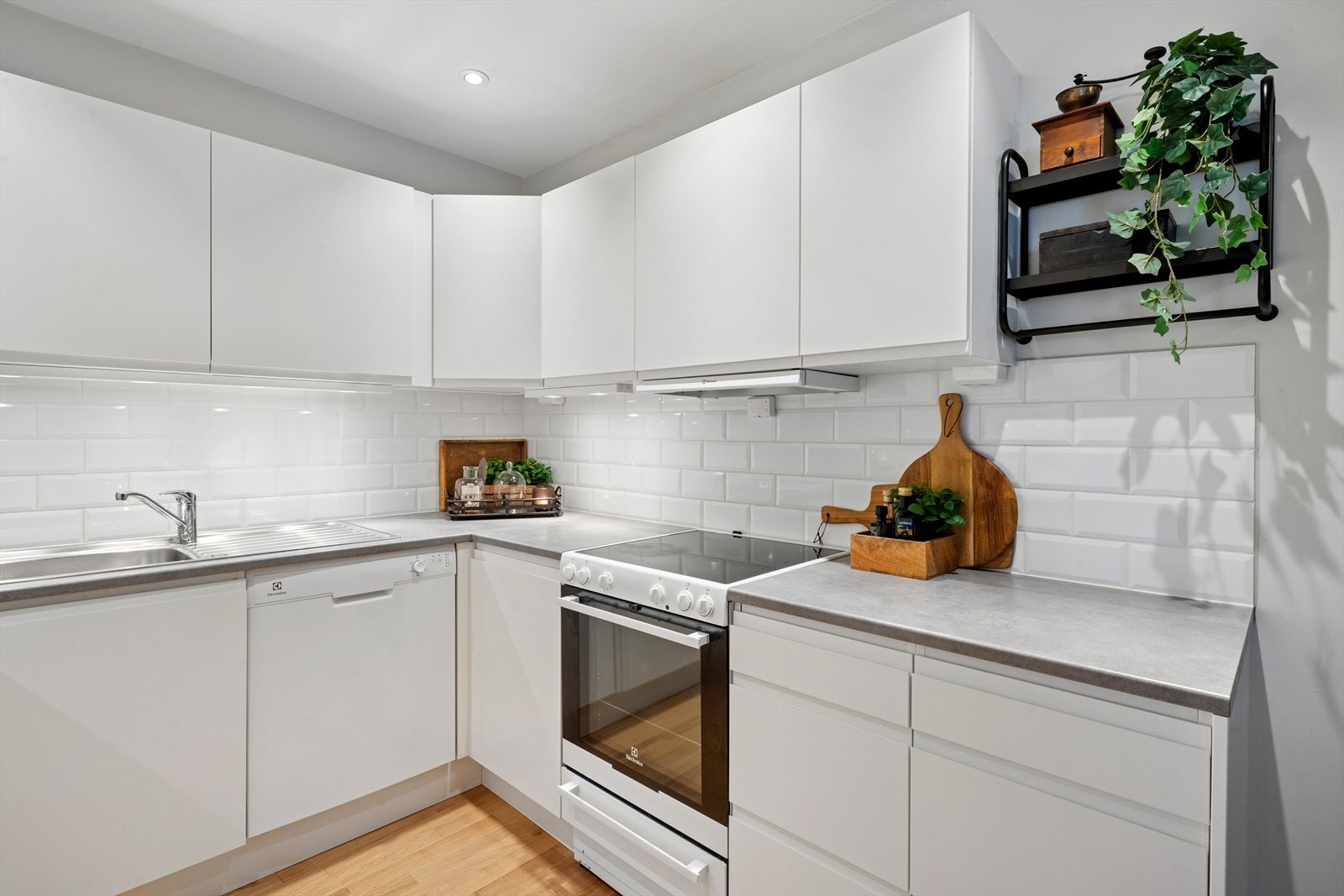 Kjøkkeninnredningen har glatte fronter og en slitesterk benkeplate i laminat. Galleribilde