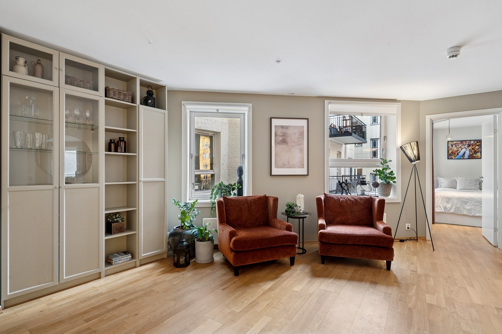 Store vindusflater slipper inn rikelig med dagslys. Galleribilde