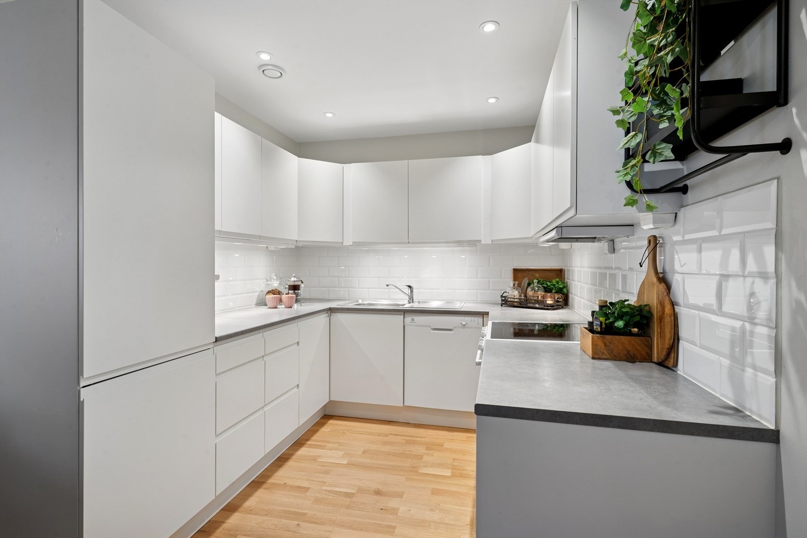 Kjøkkenet er praktisk innredet med integrerte hvitevarer og rikelig med skapplass. Galleribilde