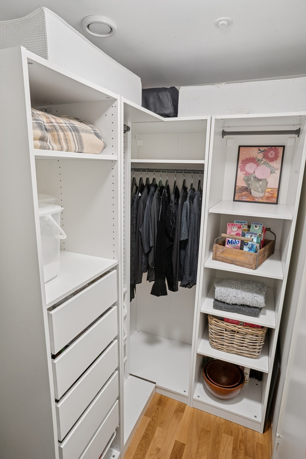 En praktisk intern bod gir ekstra lagringsplass i leiligheten. Galleribilde