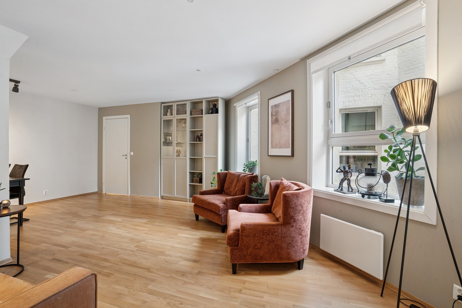 Stuen er romslig og lett å møblere, med god plass til både sofagruppe og annen innredning. Galleribilde