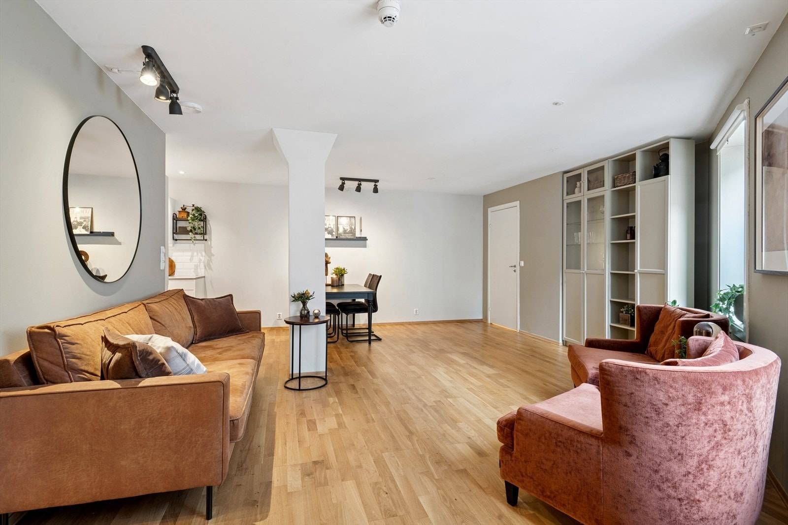 Den åpne løsningen skaper en luftig og sosial atmosfære i leilighetens hovedrom. Galleribilde