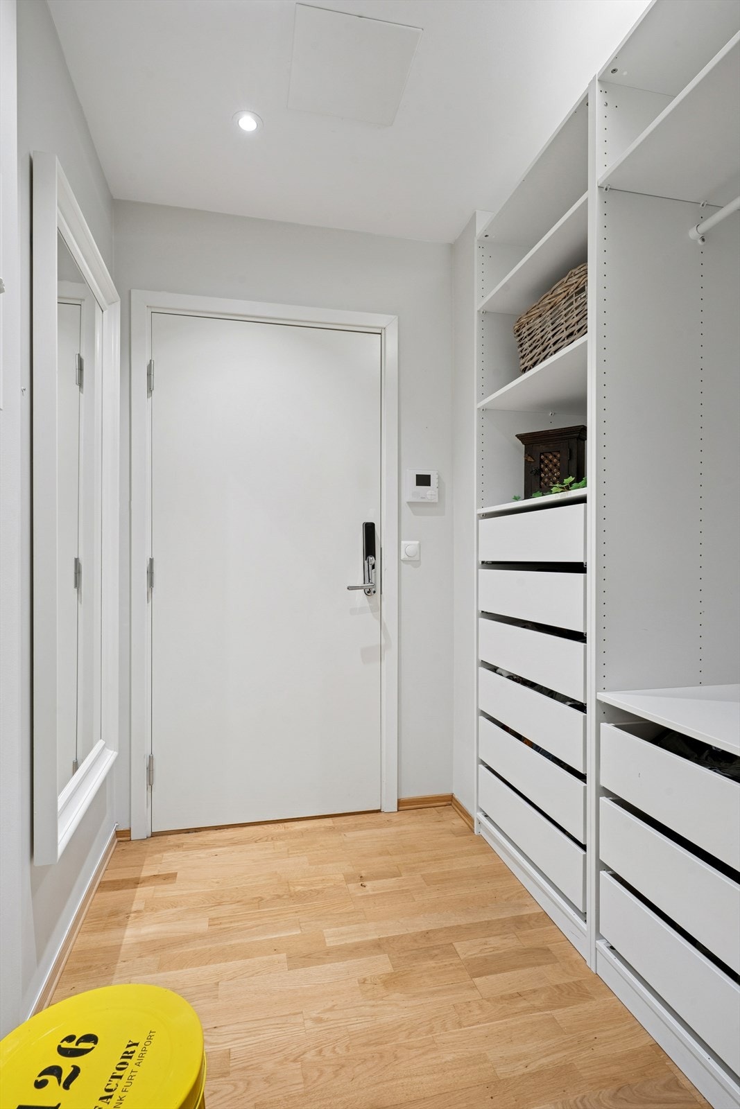 Innbydende entré med god plass til oppbevaring og downlights i himlingen. Galleribilde