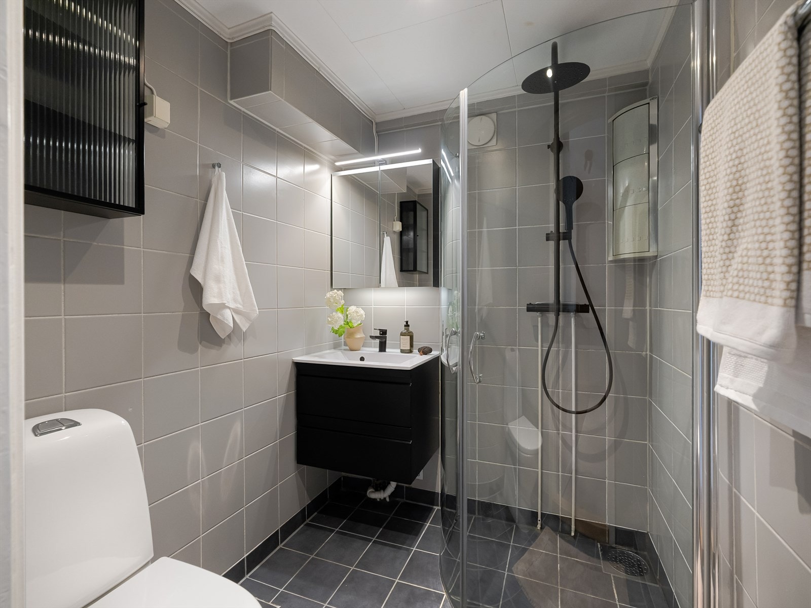 Flislagte vegger og gulv med dusjnisje gir et moderne bad med god funksjonalitet. Galleribilde