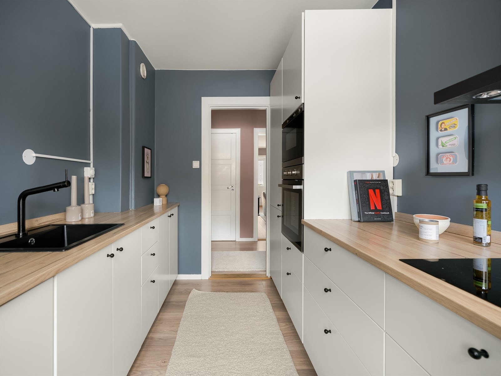 Integrert kombiskap (kjøl og frys), oppvaskmaskin, mikro og stekeovn. Galleribilde