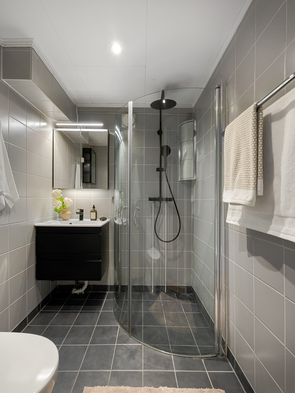 Servantinnredning med skuffer og speilskap gir praktisk oppbevaring på badet. Galleribilde