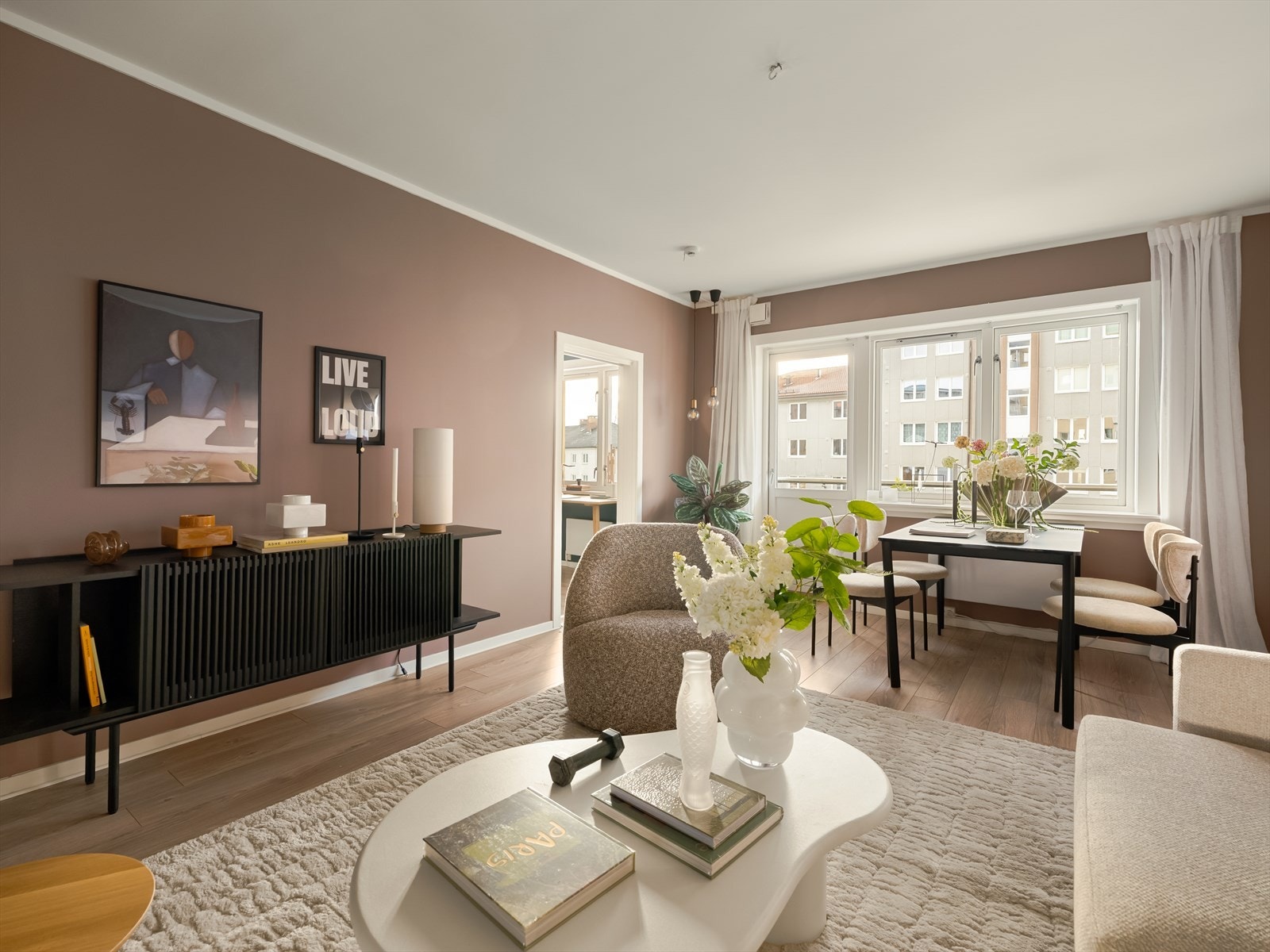 Boligen har en attraktiv beliggenhet i et etablert boligområde på toppen av Torshov/Sandaker, midt mellom Oslo sentrum og marka. Galleribilde