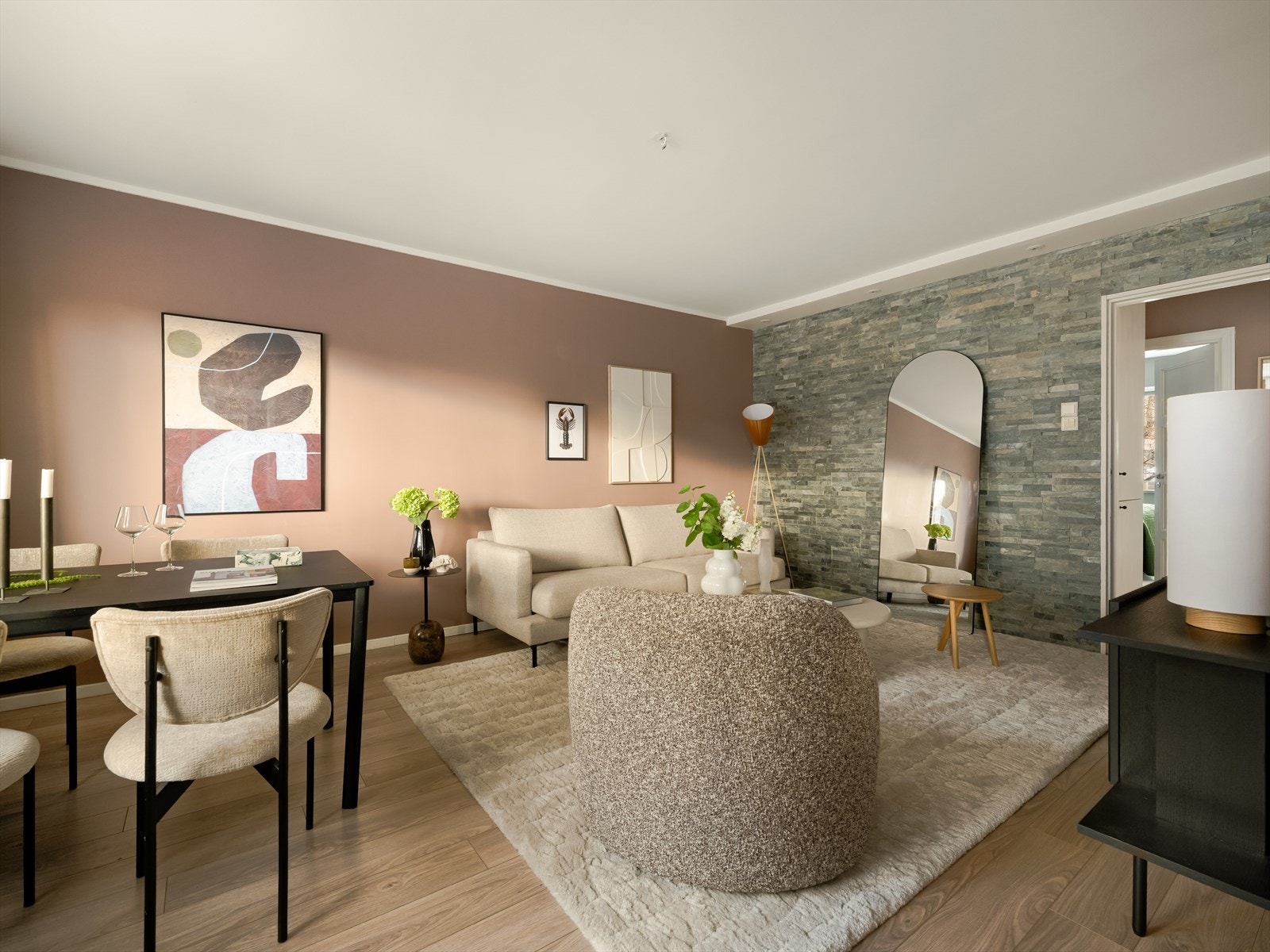 God plass i stue gir fleksibilitet i møbleringsmuligheter. Galleribilde