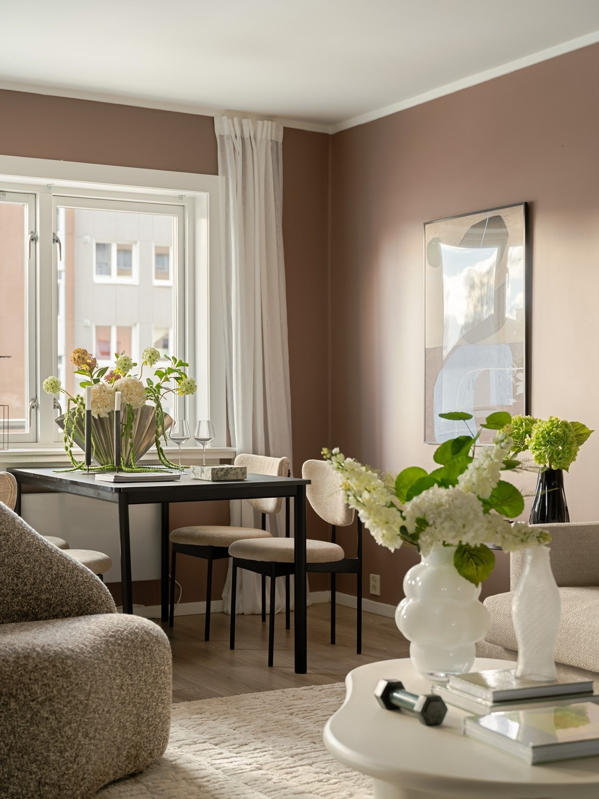 Store vindusflater som slipper inn rikelig med naturlig lys. Galleribilde